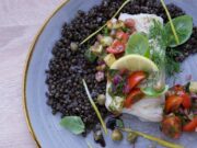 Menus inspirés par Ramadan semaine 4 : 10 recettes à tenter du 9 au 13 mars Famille au dîner autour d'un plat de lentilles marocaines à la citron et harissa
