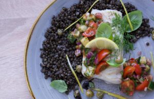 Menus inspirés par Ramadan semaine 4 : 10 recettes à tenter du 9 au 13 mars Famille au dîner autour d'un plat de lentilles marocaines à la citron et harissa