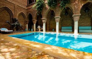 Voyage au Maroc : découvrez les meilleurs hôtels pour un séjour inoubliable Unforgettable Moroccan hotel stay with palm trees and pool