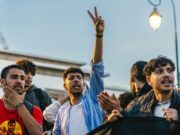 Les mutations de la société marocaine : mariages plus tardifs et chute de la natalité Famille marocaine discutant des changements de société