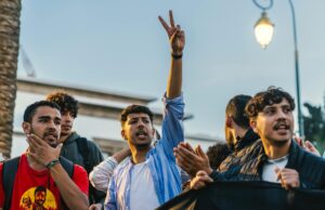 Les mutations de la société marocaine : mariages plus tardifs et chute de la natalité Famille marocaine discutant des changements de société