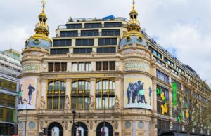 Concept stores africains à Paris : où le design reprend ses droits African concept store in Paris with colorful African textiles and handcrafted furniture