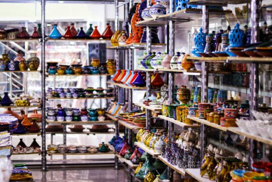 Une boutique d’artisanat marocain ouverte à Cherbourg-en-Cotentin : découvrez ses créations Moroccan craft shop in Cherbourg-en-Cotentin with colorful ceramics, rugs, and spices on display