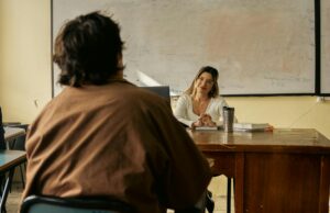 Le Ministère de l’Éducation nationale présente sa liste noire : Protection des enfants en France Enseignant français accusé sur fond noir liste noire