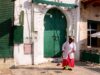 Comment gérer la mobilité et l’emploi au Maroc : Guide pratique pour les lecteurs maghrébins de la diaspora Young Moroccan professionals collaborating in a modern office setting