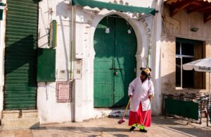 Comment gérer la mobilité et l’emploi au Maroc : Guide pratique pour les lecteurs maghrébins de la diaspora Young Moroccan professionals collaborating in a modern office setting