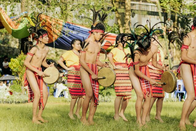 Celebration de Yennayer'Art avec des participants en costume traditionnel, dans une ambiance festive