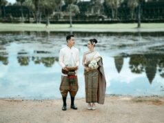 Photographies : Le mariage traditionnel khmer, un patrimoine culturel immatériel Traditional Khmer wedding ceremony with family members in vibrant Cambodian attire