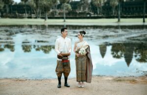 Photographies : Le mariage traditionnel khmer, un patrimoine culturel immatériel Traditional Khmer wedding ceremony with family members in vibrant Cambodian attire
