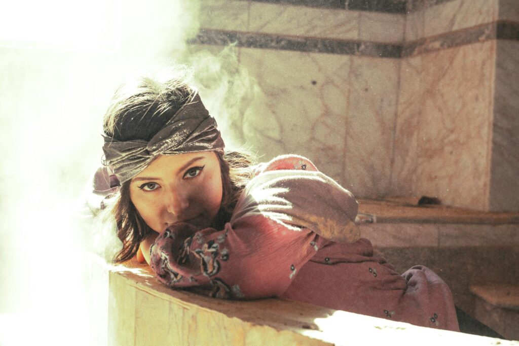 La nouvelle tendance du maquillage SPF50 pour résister à la chaleur des hammams