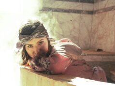 La nouvelle tendance du maquillage SPF50 pour résister à la chaleur des hammams Femme au hammam avec maquillage SPF50