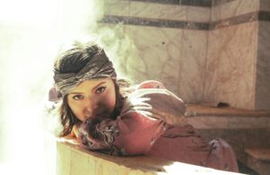 La nouvelle tendance du maquillage SPF50 pour résister à la chaleur des hammams Femme au hammam avec maquillage SPF50