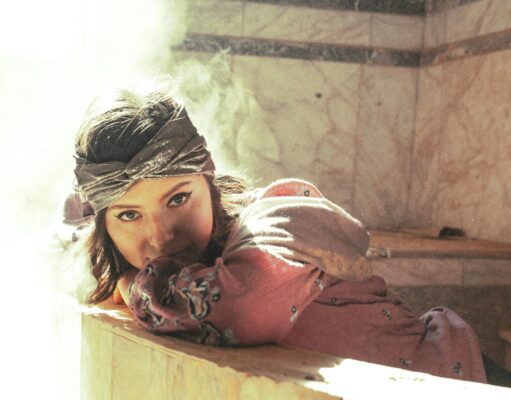 La nouvelle tendance du maquillage SPF50 pour résister à la chaleur des hammams Femme au hammam avec maquillage SPF50