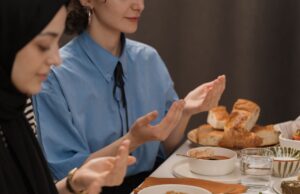 Recettes maghrébines pour les dix derniers jours du Ramadan 2026 : Découvrez plus de 100 recettes Famille maghrébine préparant des plats traditionnels pour les dix derniers jours du Ramadan 2026