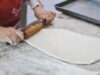 Msemen maghrébins : Les crêpes traditionnelles algériennes, tunisiennes et marocaines Famille préparant des msemen traditionnels algériens, accompagnés de thé et de fruits