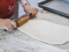 Msemen maghrébins : Les crêpes traditionnelles algériennes, tunisiennes et marocaines Famille préparant des msemen traditionnels algériens, accompagnés de thé et de fruits