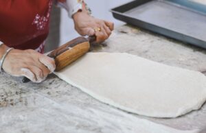Msemen maghrébins : Les crêpes traditionnelles algériennes, tunisiennes et marocaines Famille préparant des msemen traditionnels algériens, accompagnés de thé et de fruits