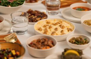 Ramadan 2026 : 10 recettes saines pour la première journée Family enjoying healthy Ramadan 2026 meal on first day