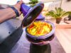 Le ragoût marocain aux patates douces et poulet : une recette traditionnelle pour les 10 derniers jours de Ramadan A colorful Moroccan chicken stew with sweet potatoes served at a festive table filled with family members