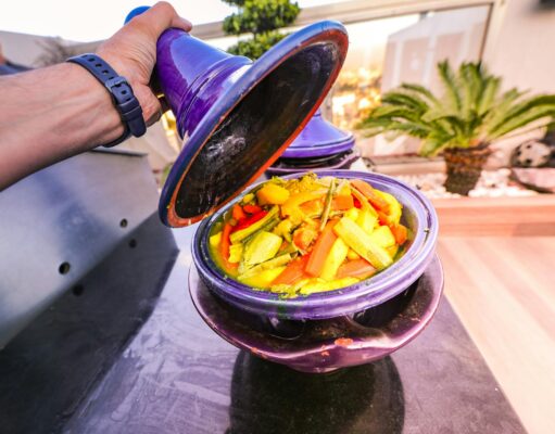 Le ragoût marocain aux patates douces et poulet : une recette traditionnelle pour les 10 derniers jours de Ramadan A colorful Moroccan chicken stew with sweet potatoes served at a festive table filled with family members