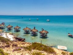 La Tunisie, nouvelle rivale du Maroc sur le marché touristique international Tunisian beach with families enjoying the sun and sea, challenging Moroccan tourism market
