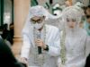 Adja Everywhere: Mariage traditionnel maghrébin et ses traditions culturelles Traditional Maghrebi wedding ceremony with bride, groom, and guests in colorful cultural attire