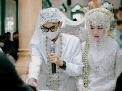 Adja Everywhere: Mariage traditionnel maghrébin et ses traditions culturelles Traditional Maghrebi wedding ceremony with bride, groom, and guests in colorful cultural attire