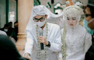 Adja Everywhere: Mariage traditionnel maghrébin et ses traditions culturelles Traditional Maghrebi wedding ceremony with bride, groom, and guests in colorful cultural attire