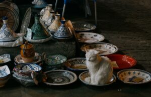 Le savoir-faire artisanal marocain au Salon Rétromobile 2026 de Paris : un rendez-vous incontournable pour les lecteurs maghrébins de la diaspora Artisans marocains présents au Salon Rétromobile 2026 de Paris, montrant leurs objets d'artisanat traditionnel