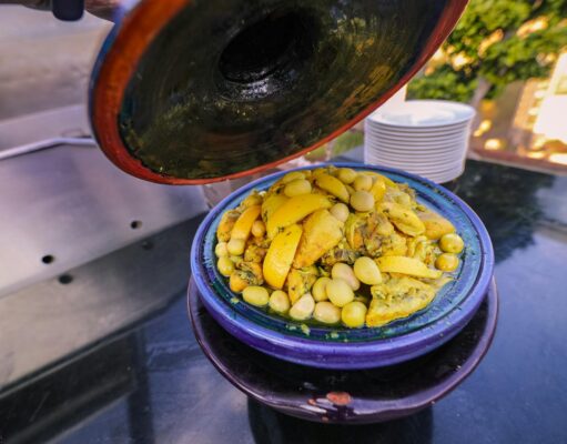 Les 10 meilleures spécialités culinaires marocaines à découvrir Famille mangant tagine marocaine autour d'une table en plein air