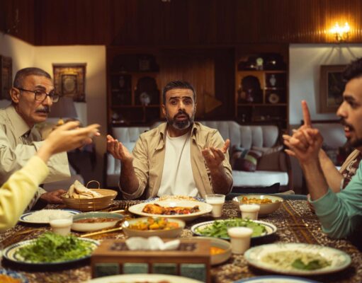 Guide complet pour la préparation de la chorba frik traditionnelle à l’Aïd El-Kébir Family preparing traditional Maghrebi chorba frik for Aid El-Kebir