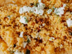 Couscous tétouanien : la recette authentique du Maroc Famille marocaine en train de préparer un couscous tétouanien chaleureux et aromatique.