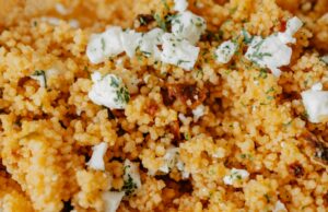 Couscous tétouanien : la recette authentique du Maroc Famille marocaine en train de préparer un couscous tétouanien chaleureux et aromatique.