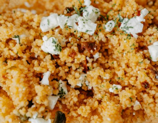 Couscous tétouanien : la recette authentique du Maroc Famille marocaine en train de préparer un couscous tétouanien chaleureux et aromatique.