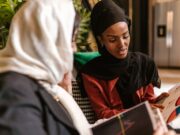 La Moudawana au Maroc : Quelles sont les modifications proposées? Femmes marocaines discutant de la Moudawana au Maroc
