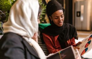 La Moudawana au Maroc : Quelles sont les modifications proposées? Femmes marocaines discutant de la Moudawana au Maroc