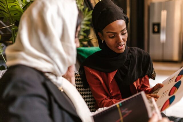 Femmes marocaines discutant de la Moudawana au Maroc