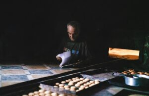 Les cornes de gazelle marocaines : Un repas traditionnel pour Aid el Fitr Famille marocaine préparant des cornes de gazelle pour Aid el Fitr