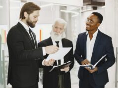 Faire des affaires au Maroc : guide pour les entrepreneurs étrangers Foreign entrepreneurs working in a modern Moroccan office
