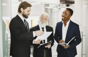 Faire des affaires au Maroc : guide pour les entrepreneurs étrangers Foreign entrepreneurs working in a modern Moroccan office