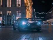 Mobilité verte et durable : les moyens de transport écologiques en vogue Famille de diaspora maghrébine en voiture électrique à Paris
