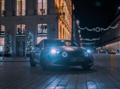 Mobilité verte et durable : les moyens de transport écologiques en vogue Famille de diaspora maghrébine en voiture électrique à Paris