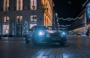 Mobilité verte et durable : les moyens de transport écologiques en vogue Famille de diaspora maghrébine en voiture électrique à Paris
