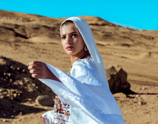 Samira Haddouchi : un hommage à la grande figure de la mode marocaine Samira Haddouchi wearing traditional Moroccan attire, posing in a Moroccan-style setting