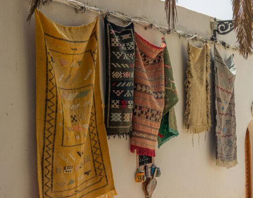 Une boutique d’artisanat marocain à Cherbourg-en-Cotentin offre un éventail culturellement riche Marocaine artisanal shop in Cherbourg-en-Cotentin offering a rich cultural display of Moroccan crafts