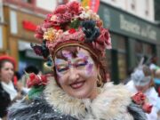 Yennayer 2976 : Le grand défilé-carnaval berbère au coeur de Paris Parade berbère à Paris durant l'événement Yennauer 2976 avec des personnes en costumes traditionnels dansant et portant des m