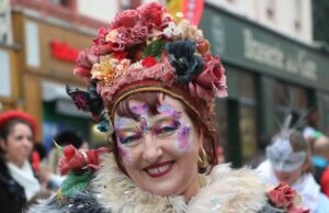 Yennayer 2976 : Le grand défilé-carnaval berbère au coeur de Paris Parade berbère à Paris durant l'événement Yennauer 2976 avec des personnes en costumes traditionnels dansant et portant des m