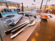 50 recettes pour le Ftour Ramadan 2026 : Plaisir et tradition au coeur de votre fête Family enjoying traditional ftour ramadan dishes at a festive table setting