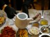Carême et Ramadan : les cuisines qui accompagnent le jeûne des chrétiens et des musulmans Famille maghrébine célébrant Carême et Ramadan avec des plats traditionnels