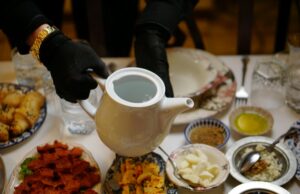 Carême et Ramadan : les cuisines qui accompagnent le jeûne des chrétiens et des musulmans Famille maghrébine célébrant Carême et Ramadan avec des plats traditionnels